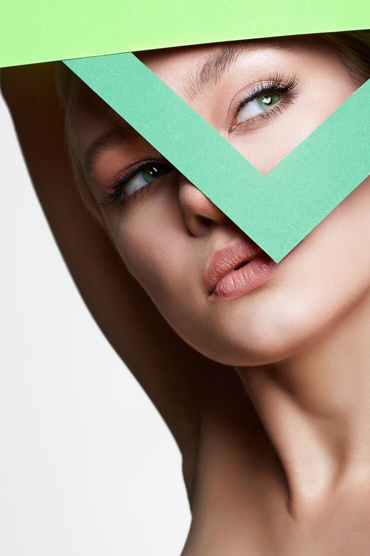 woman-with-color-paper-beauty-portrait-girl-with-makeup_زاویه صورت